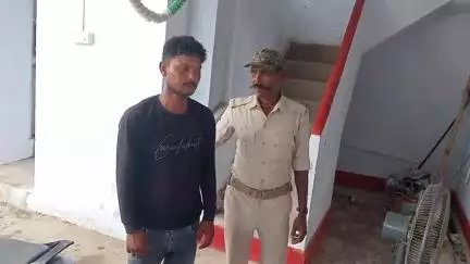 पुपरी: बिरख पेट्रॉल पम्प के पास मध निषेध थाना पुलिस ने एक व्यक्ति को दो बोतल नेपाली सौफी शराब के साथ गिरफ्तार किया