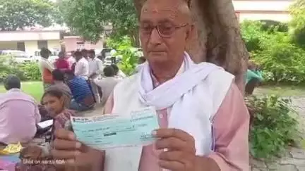 खागा: खागा के SDM को रिटायर्ड शिक्षक ने एक लाख की चेक के साथ दिया शरीर दान, सेना के जवान और विकलांग को दिया जाएगा पैसा