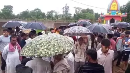 बटियागढ़: एसडीएम और तहसीलदार पहुंचे टिकरिया गांव, ग्रामीणों से की चर्चा, सड़क निर्माण की मांग लेकर कलेक्टर के पास गए थे ग्रामीण