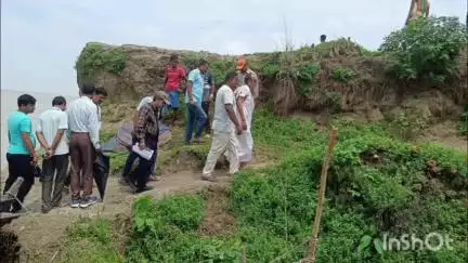 রতুয়া ১: চোখ রাঙাচ্ছে গঙ্গা, ভাঙ্গনের আতঙ্কে থাকা মহানন্দাটোলা এলাকা পরিদর্শনে বিধায়কসহ সেচ দপ্তরের আধিকারিকদের