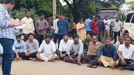 అల్లూరి ఏజెన్సీలో రోడ్ల విస్తరణ జరపాలంటూ రోడ్డుపై బైఠాయించిన పాడేరు ఎమ్మెల్యే మత్స్యరాస విశ్వేశ్వర రాజు..