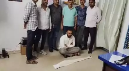 વઢવાણ: સુરેન્દ્રનગર એસ.ઓ.જી પોલીસી ખેરવા અને ગેડિયા ગામ વચ્ચેથી ગેરકાયદેસર હથિયાર સાથે એક શખ્સને ઝડપી પાડ્યો