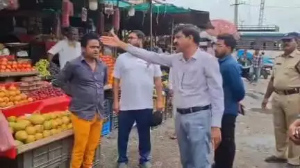 నిర్మల్: రోడ్లపై వ్యాపారం చేస్తూ ప్రజలు, వాహనదారులకు ఇబ్బందులు కలిగిస్తే కఠిన చర్యలు తప్పవు: అదనపు కలెక్టర్ ఫైజాన్ అహ్మద్