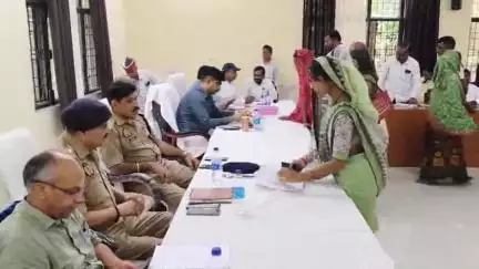 घोसी: घोसी तहसील में सम्पूर्ण समाधान दिवस का हुआ आयोजन, अपर जिलाधिकारी व अपर पुलिस अधीक्षक ने सुनी फरियादियों की समस्याएं