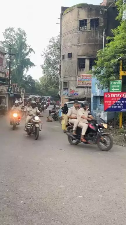 झरिया फ्लैगमार्च पुलिस मुस्तैद 👇👇👇👇