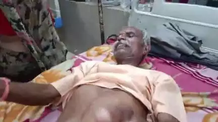लाडपुरा: इटावा में पुरानी रंजिश के चलते पड़ोसी ने बुजुर्ग पर किया हमला, जिला अस्पताल में कराया गया भर्ती