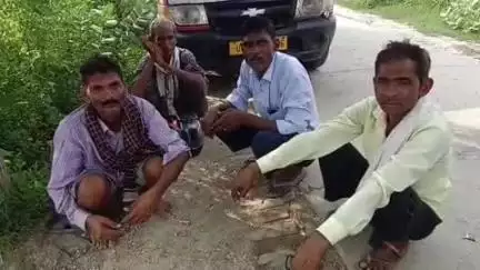 खागा: सतनरैनी रेलवे लाइन को पार करते समय बुजुर्ग की मौत, परिजनों का हाल बेहाल, शव पोस्टमार्टम के लिए भेजा गया, खागा का मामला