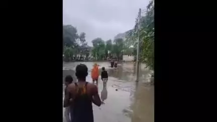 ललितपुर: हाइवे से जोड़ने वाला पुल बरसात के पानी में डूबा, लोग जान जोखिम में डालकर कर रहे हैं पुल पर, वीडियो वायरल