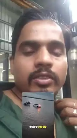 गंगा नदी में गाड़ी गिर गया और लोगों ने बचाई जान