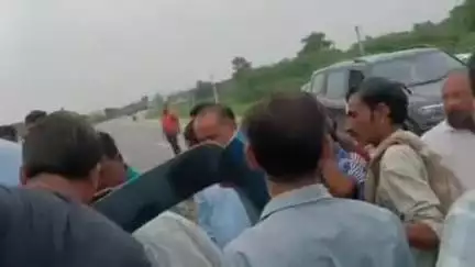 पिंडवाड़ा: विरवाडा के पास छुट्टी पर जा रहे कांस्टेबल की कार डिवाइडर से टकराकर पलट गई, चार लोगों को मामूली चोट आई