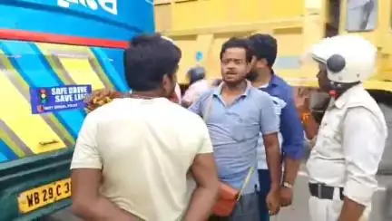 মেদিনীপুর: ক্রমবর্ধমান দুর্ঘটনা আটকাতে মেদিনীপুরে বিভিন্ন গাড়িতে বিশেষ স্টিকার লাগাচ্ছে ট্রাফিক পুলিশ