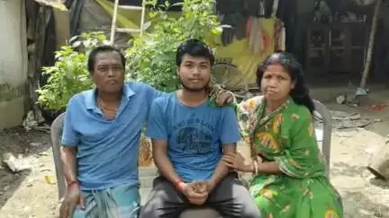 বালুরঘাট: IIT রুরকিতে পড়ার সুযোগ পেয়েছে বালিন্দরের নীলাঞ্জন, উচ্চ শিক্ষায় বাধা হয়ে দাঁড়িয়ে আর্থিক অনটন; সহযোগিতার আবেদন পরিবারের