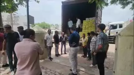 વાંકાનેર: વાંકાનેર બાઉન્ડ્રી નજીક ટ્રક કન્ટેનરમાં સોડાની આડમા વિદેશી દારૂ-બીયરનો જંગી જથ્થો ઝડપાયો, 88.11 લાખના મુદ્દામાલ જપ્ત