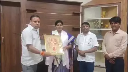 गया टाउन सीडी ब्लॉक: भाजपा किसान मोर्चा ने गया में राष्ट्रीय एससीएसटी आयोग के अध्यक्ष डॉ. आशा लकरा का भव्य स्वागत किया