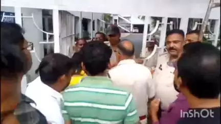 लेदरी में एसईसीएल के मकान खाली कराने के विरोध में भड़का गुस्सा, पूर्व कर्मचारी मुख्य महाप्रबंधक कार्यालय के सामने प्रदर्शन कर रहे हैं