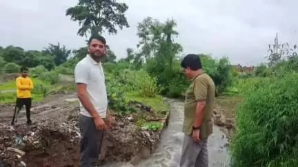 दमोह: ज़िले में लगातार बारिश के चलते बनी जल भराव की स्थिति, अधिकारियों ने शहर के विभिन्न वार्डों का किया निरीक्षण