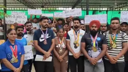 ਸੰਗਰੂਰ: ਸੰਗਰੂਰ ਦੇ ਬੀਐਸਐਨ ਪਾਰਕ ਵਿੱਚ ਪੰਜਾਬ ਦੇ ਪਲੇਅਰਾਂ ਨੇ ਇਕੱਠੇ ਹੋ ਪੰਜਾਬ ਸਰਕਾਰ ਖਿਲਾਫ ਜਤਾਇਆ ਰੋਸ਼