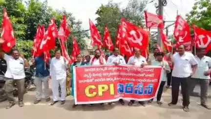 రాజమండ్రి సిటీ: విద్యుత్ స్మార్ట్ మీటర్లను తక్షణమే రద్దు చేయాలని సీపీఐ జిల్లా కార్యదర్శి ఆధ్వర్యంలో విద్యుత్తు సబ్‌స్టేషన్‌ ఎదుట ఆందోళన