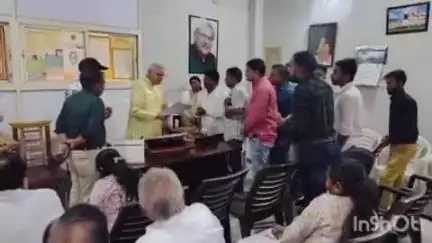 इटारसी: इटारसी में विधायक डॉ. सीता शरण शर्मा ने लोगों से किया जनसंवाद, समस्याओं के निराकरण को लेकर अधिकारियों को दिए निर्देश