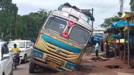 ପଦ୍ମପୁର: ପିଏଚଡି ଓ ପିଡ଼ବ୍ଲୁଡିର ଖାମଖିଆଲି କାମ ଯୋଗୁଁ ଭେଉଁରିଆ ଛକରେ ରାସ୍ତାରେ ଓଲଟି ପଡିଲା ପଥର ବୋଝେଇ ଟ୍ରକ