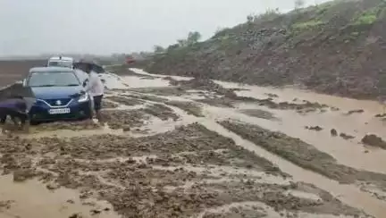 डिंडौरी: गोरखपुर माधोपुर में भारी बारिश के चलते जबलपुर-अमरकंटक नेशनल हाईवे पर बहा मलबा, वीडियो वायरल
