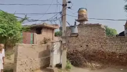 ਫਾਜ਼ਿਲਕਾ: ਪੈਂਚਾਂਵਾਲੀ ਵਿਖੇ ਬਸਤੀ ਦੇ ਪਰਿਵਾਰ ਬਿਜਲੀ ਦੇ ਮੀਟਰ ਨਾ ਲੱਗਣ ਅਤੇ ਬਿਜਲੀ ਦੀਆਂ ਤਾਰਾਂ ਘਰਾਂ ਦੋ ਉਪਰੋਂ ਲੰਘਣ ਕਾਰਨ ਪਰੇਸ਼ਾਨ #jansamasya