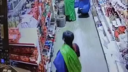 మహబూబాబాద్: కేసముద్రంలోని ఓ మార్టులో చోరికి పాల్పడిన మహిళలు, సీసీ ఫుటేజ్‌లో రికార్డ్ అయిన దృశ్యాలు