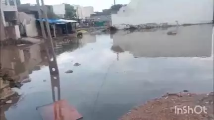 વઢવાણ: મુળચંદ રોડ પર મોંઘીબેન છાત્રાલય સામેના વિસ્તારમાં વરસાદી પાણીના ભરાવાથી લોકોને હાલાકી#jansamasya