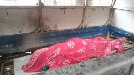 শান্তিপুর: নৃসিংহপুর মধ্য কলোনিতে সিভিক ভলান্টিয়দের বাড়ি থেকে ফুল তোলার অপরাধ, কান ধরে ওঠবস মহিলাকে, অপমানে আত্মঘাতী