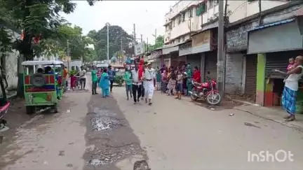 বর্ধমান ১: মহরম উপলক্ষ্যে কাসেদের দলকে ভেরিখানা থেকে বের হয়ে শহর বর্ধমানের বিভিন্ন মাজারে মাজারে ঘুরতে দেখা গেল