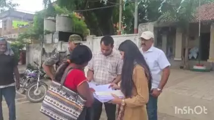 मुंगेर: नगर आयुक्त ने वासुदेवपुर यूनियन के पास मतदाता सहायता केंद्र का निरीक्षण किया, बीएलओ से ली जानकारी