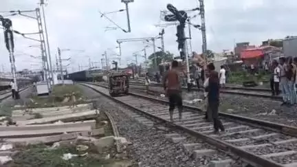 डुमरा: सीतामढ़ी रेलवे पटरी पर नशे में धुत चालक ने दौड़ा दी ऑटो वीडियो वायरल #viral