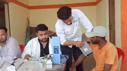 स्वार: धनोरी गांव में विश्व हिंदू परिषद के सौजन्य से निःशुल्क स्वास्थ्य शिविर का आयोजन किया गया