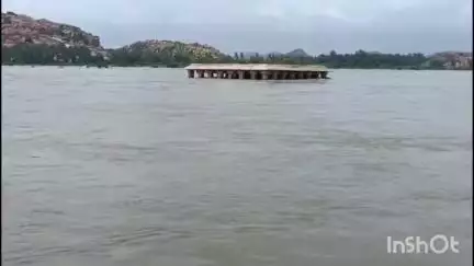 ಗಂಗಾವತಿ: ತುಂಗಭದ್ರಾ ಜಲಾಶಯದಿಂದ  70 ಸಾವಿರ ಕ್ಯೂಸೆಕ್ ನೀರು  ಬಿಡುಗಡೆ, ಮುಳುಗಡೆಯಾದ ಶ್ರೀಕೃಷ್ಣ ದೇವರಾಯ ಸಮಾಧಿ,