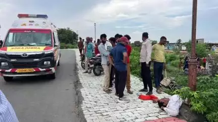 निवाड़ी: ओरछा थाना क्षेत्र के आजादपुरा स्कूल के पास बाइक सवार सड़क पर गिरकर गंभीर रूप से घायल