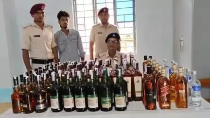सुगौली: सुगौली रेल पुलिस ने सप्तक्रांति एक्सप्रेस के जेनरल बोगी से एक यात्री के बैग से 127 बोतल विदेशी शराब बरामद की, भेजा जेल