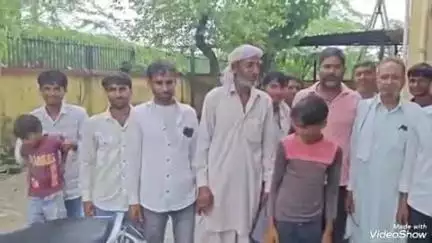मालपुरा: रिनडलिया पंचायत के पीमूण गाँव में तीन दिन से बिजली बंद, ग्रामीणों ने मालपुरा विद्युत विभाग कार्यालय में किया प्रदर्शन