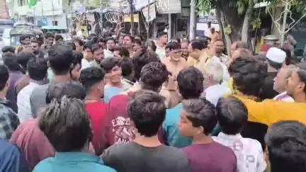 रतलाम नगर: सुभाष नगर  सर्विस रोड को लेकर क्षेत्र वासियों ने किया विरोध प्रदर्शन किया चक्का जाम एसडीएम पहुंचे मौके पर #jansamasya