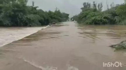 ઓખામંડળ: મેઘપરટીટોડી ગામે ધોધમાર  વરસાદના  કારણે કુંતી નદીમાં આવ્યું ઘોડાપૂર ગામનો મુખ્ય રસ્તો થયો બંધ#jansamasya