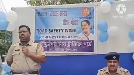 ঠাকুরপুকুর-মহেশতলা: রবীন্দ্রনগর থানার পক্ষ থেকে পথ নিরাপত্তা সপ্তাহ উদযাপন করা হচ্ছে হেলমেট বিন বাইক চালকদের দেওয়া হচ্ছে হেলমেট।