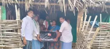 దేవారం గ్రామంలో భారీ వర్షాలకు దెబ్బతిన్న ఇళ్లు, సొంత ఖర్చుతో బరకాలు పంపిణీ చేసిన ఎంపీటీసీ