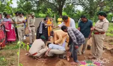 ଫୁଲବାଣୀ ସହର: ଚକାପାଦ ସେକ୍ସନ୍ ଠାରେ ୭୬ତମ ବନ ମହୋତ୍ସବ କାର୍ଯ୍ୟକ୍ରମରେ ମୁଖ୍ୟ ଅତିଥି ଭାବେ ବିଧାୟକ ଉମା ଚରଣ ମଲ୍ଲିକ ଯୋଗ ଦେଇ ବୃକ୍ଷ ରୋପଣ କଲେ।