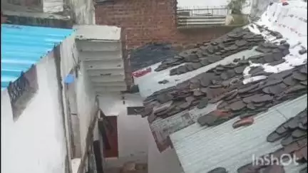 विदिशा नगर: कोतवाली थाना क्षेत्र के ढलकपुरा में जर्जर भवन का छज्जा धराशाई, टला बड़ा हादसा
