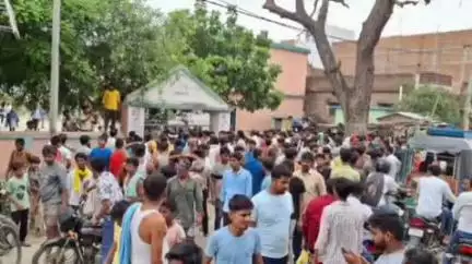 गरखा: शिक्षक की पिटाई से छात्राएं जख्मी, सीएचसी में इलाज, ग्रामीणों का हंगामा