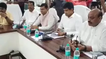 శ్రీకాకుళం: స్వర్ణాంధ్ర లక్ష్యసాధన కార్యక్రమంలో భాగంగా  శ్రీకాకుళం కలెక్టరేట్లో జరిగిన సమీక్షలో మంత్రి కింజరాపు అచ్చెన్నాయుడు