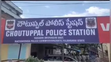 చౌటుప్పల్: మున్సిపల్ కేంద్రంలో టాటా ఏసీ వాహనంలో అక్రమంగా తరలిస్తున్న 15 ఆవులను పట్టుకున్న చౌటుప్పల్ పోలీసులు, డ్రైవర్ పై కేసు నమోదు