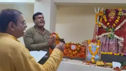 *प्राचीन जीर्णोद्धारित शीतला माता मंदिर में माता रानी की चल प्रतिमा का नगर पुरोहित पाठकजी ने दिनेशसोनी सेस्थान परिवर्तन*