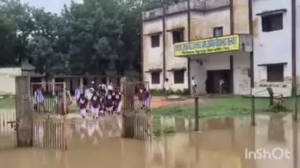 बैकुंठपुर: शा.उ. माध्यमिक विद्यालय सलका में प्रशासन के दावों की खुली पोल, घुटने भर पानी में चलकर विद्यालय में प्रवेश कर रहे बच्चे