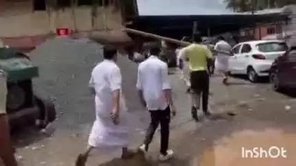 കോഴഞ്ചേരി: കാലപ്പഴക്കത്താൽ കെട്ടിടം തകരുന്നു, പത്തനംതിട്ട ജനറൽ ആശുപത്രിയിൽ ചുവരുകൾ തൂണ് നാട്ടി യൂത്ത് കോൺഗ്രസ് പ്രതിഷേധം