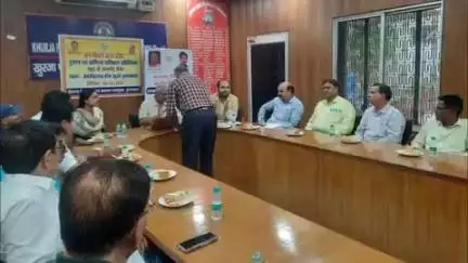 खुर्जा: खुर्जा के पॉटरी सेंटर स्थित सभागार में श्रम विभाग के अधिकारियों के साथ पॉटरी व्यापारियों की बैठक हुई